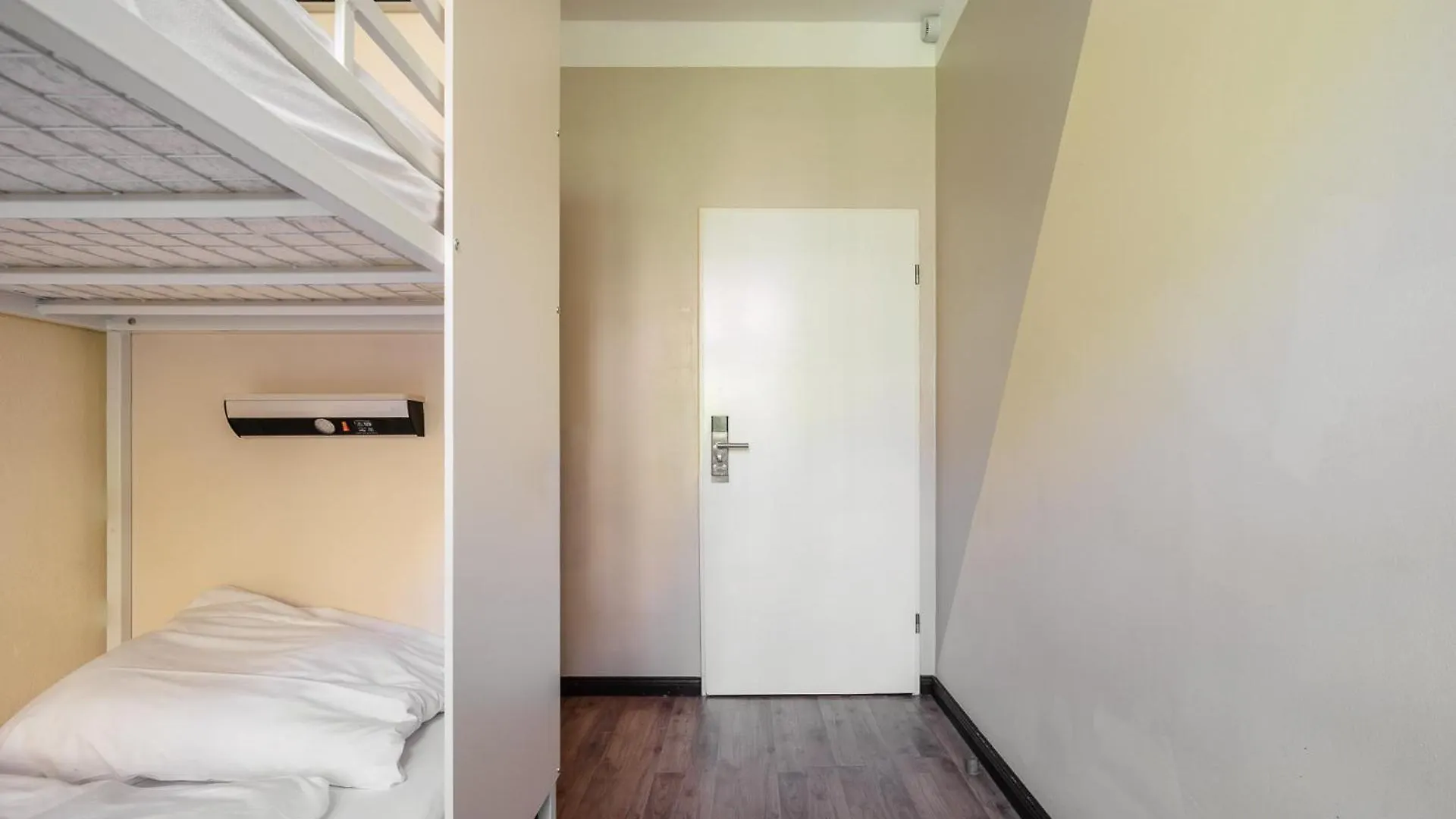 Eastseven Berlin Hostel 0*,